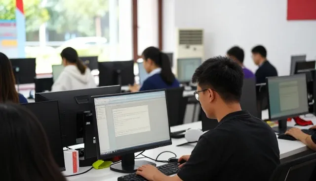 如何在职业技能培训中实现理论结合实践的高效运用